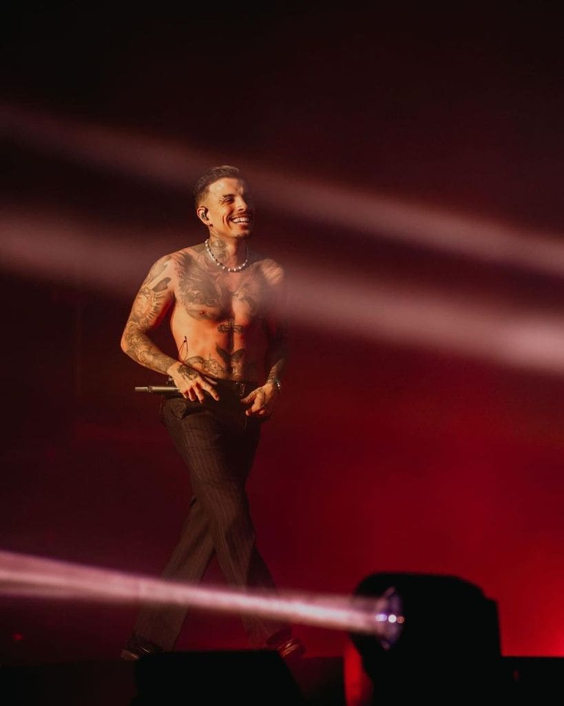 Plano medio de Rauw Alejandro en un concierto
