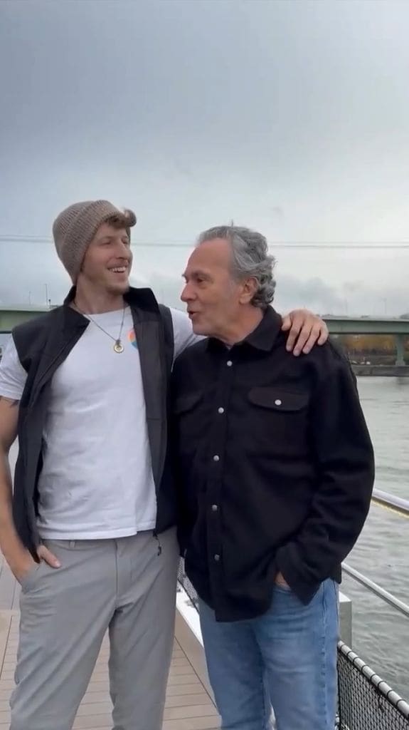 Plano medio de Nicolás y José Coronado posando durante un viaje