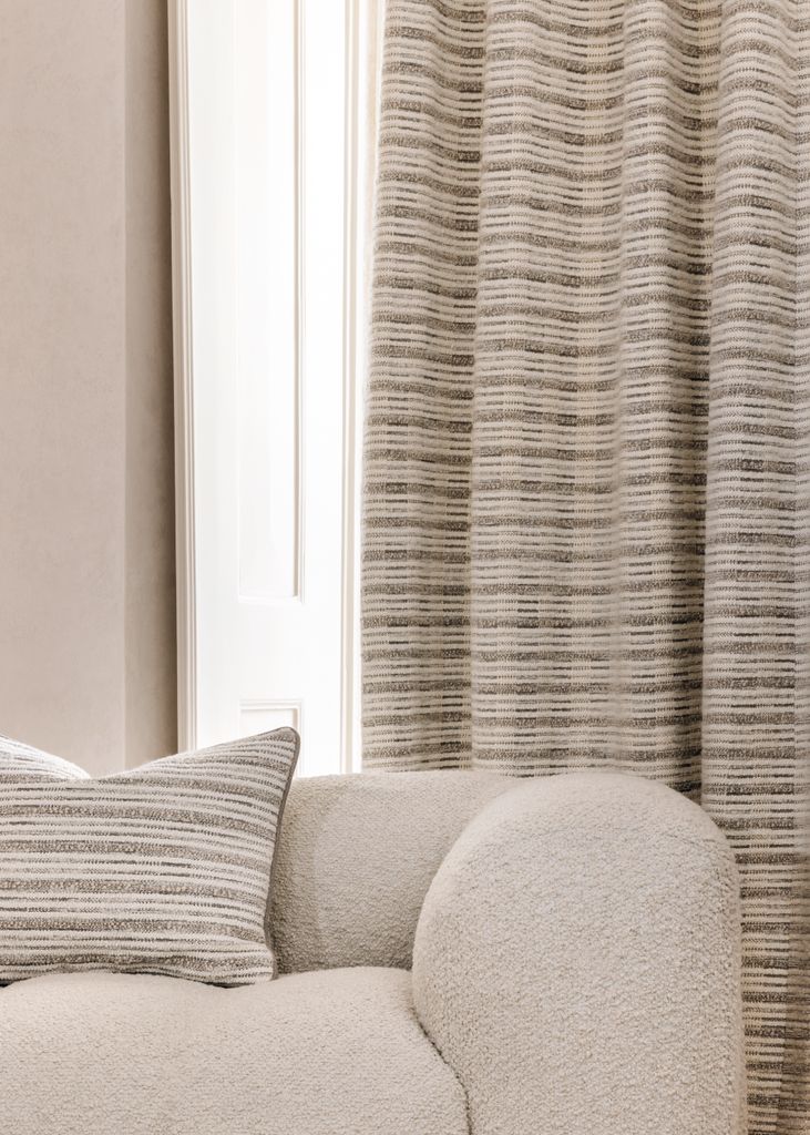 Cortinas con trama en tono neutro