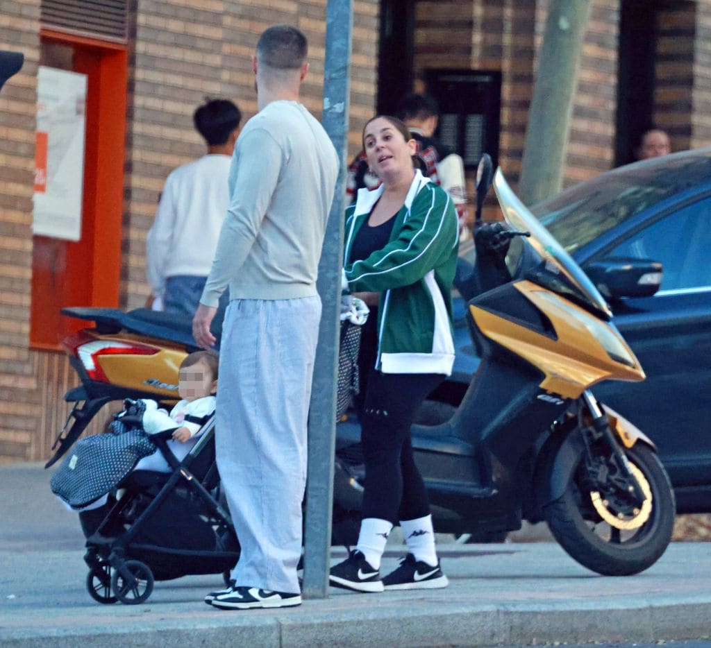 Anabel Pantoja y David Rodríguez paseando con su hija por Madrid