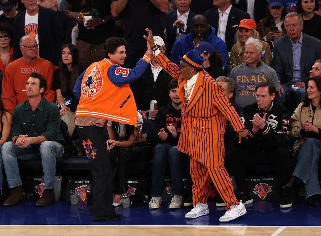 Timothée Chalamet y Spike Lee comparten un momento emocionante a mitad del partido.