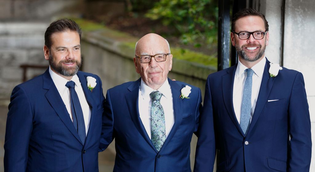 Rupert Murdoch con sus hijos James y Lachlan el día de su boda con Jerry Hall, en Londres en 2016