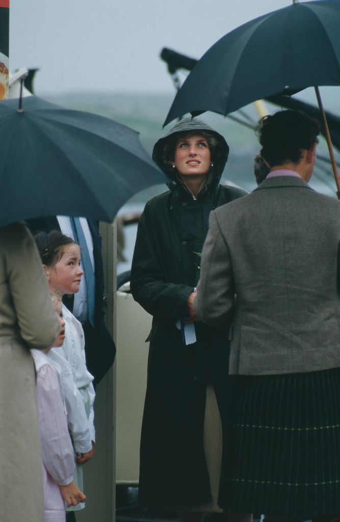 Diana de Gales y el entonces príncipe Carlos en Escocia, 1985.