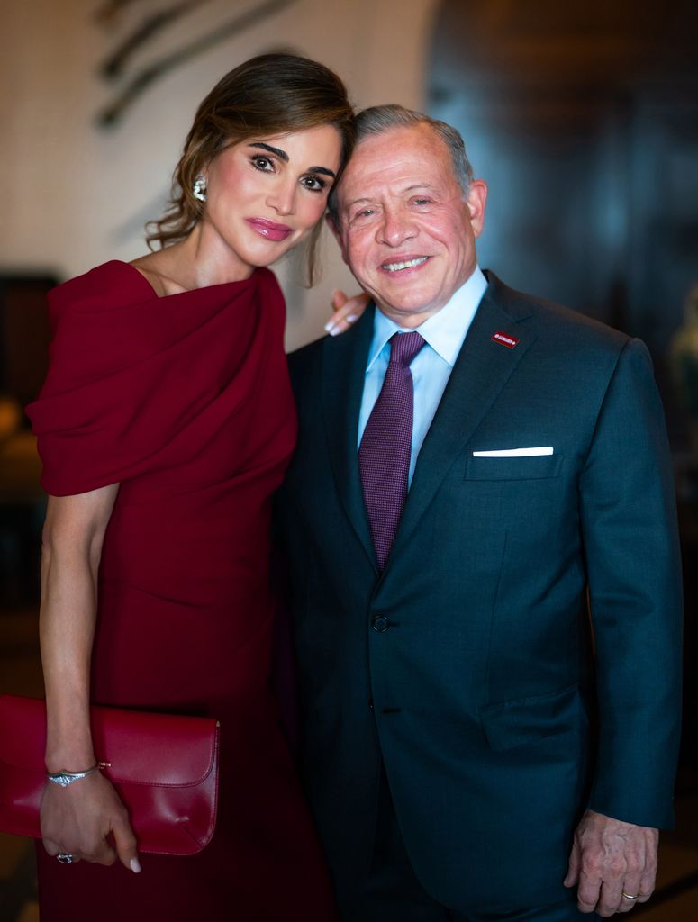 La reina Rania de Jordania y el rey Abdalá II de Jordania posando juntos.