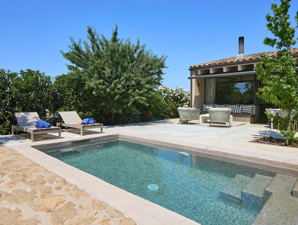 Casa con jardín y piscina