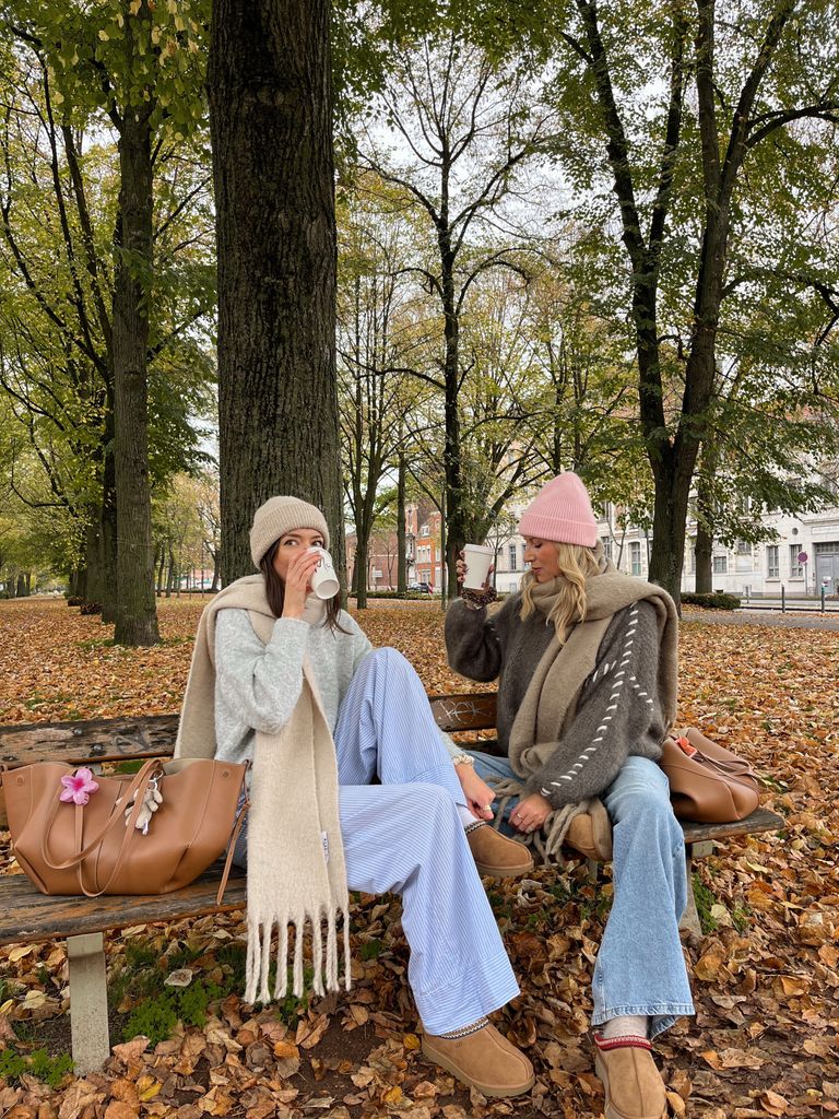 Mujeres en un parque en otoño 