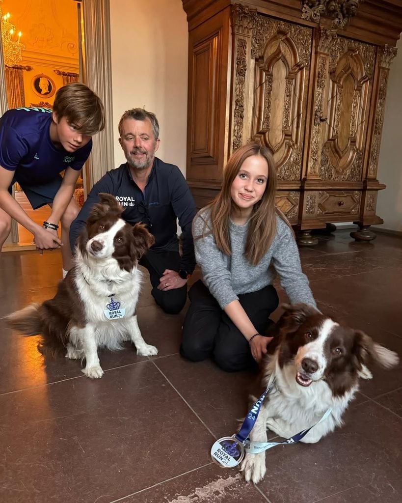 Federico de Dinamarca, Josephine de Dinamarca y Vincent de Dinamarca con sus perros 