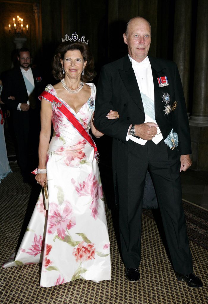 La reina Silvia de Suecia en 2005 con vestido de gala floral.