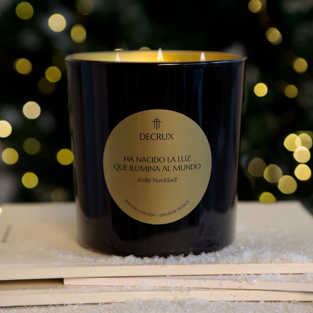 Con el mensaje "Ha nacido la luz del mundo" La vela de edición especial para Navidad, en tonos negro y dorado.
