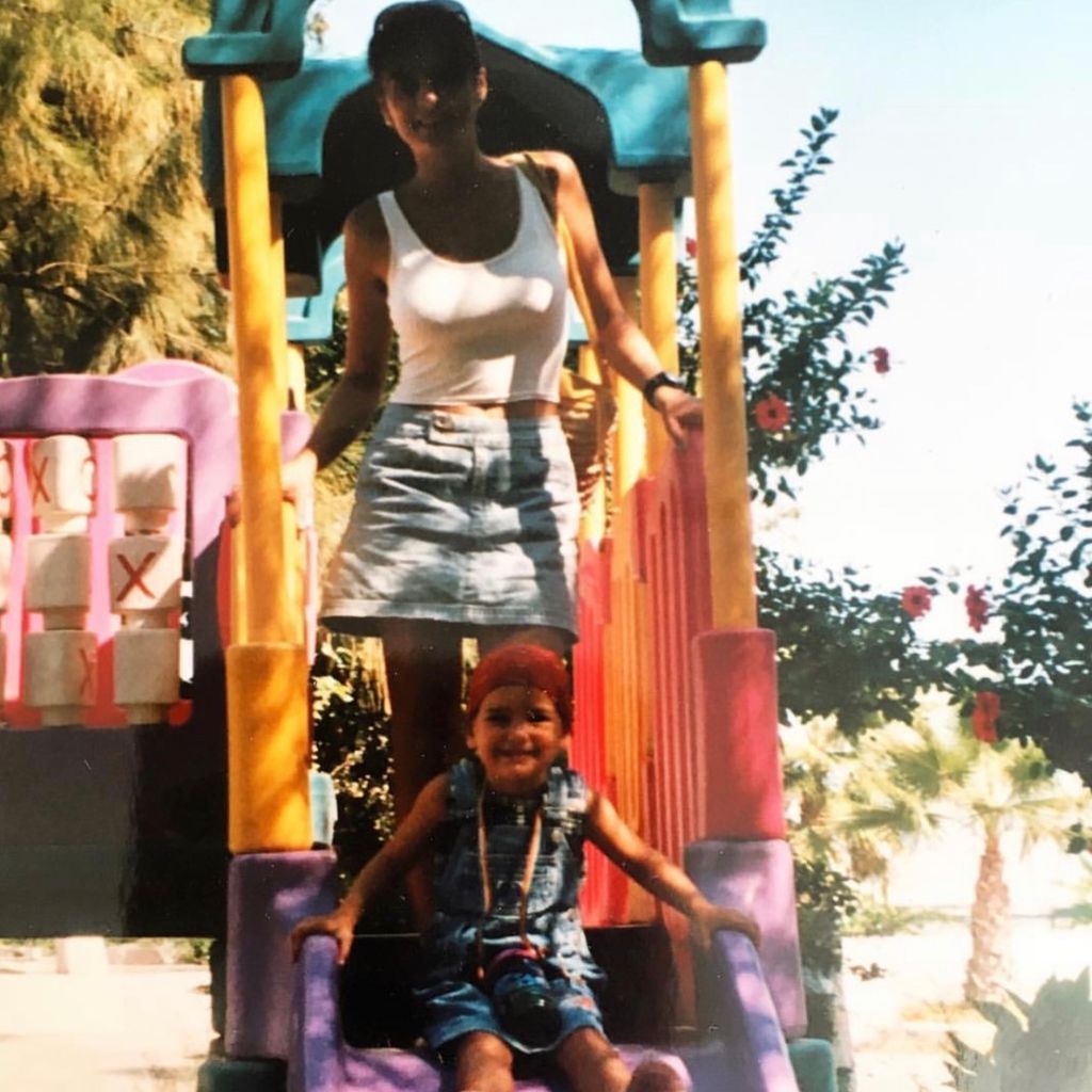 La cantante ha incluido en el álbum una imagen de su infancia