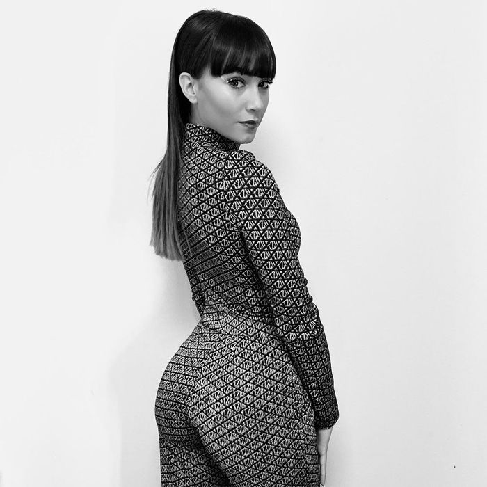 aitana pose