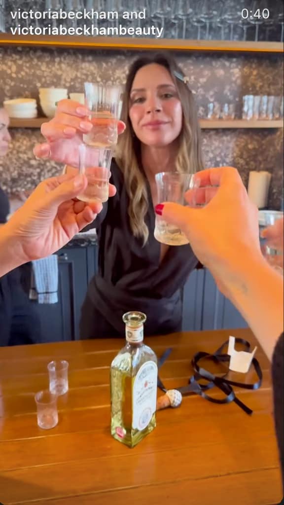 Victoria brindó por su equipo en su fiesta de Navidad