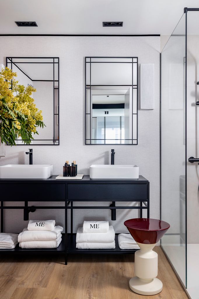 Cuarto de baño doble en negro y gris