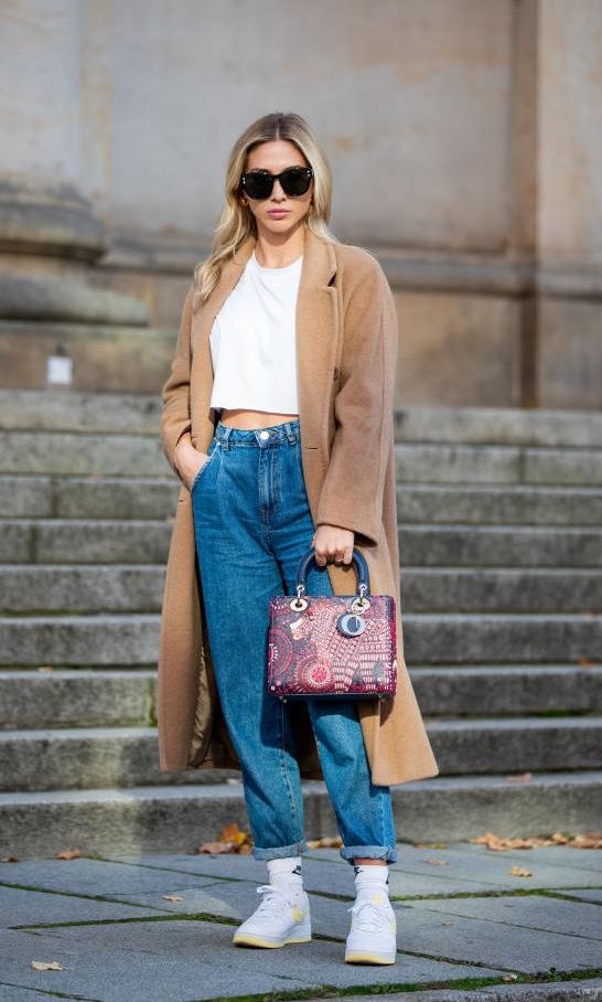combinaci n de abrigo camel con jeans crop top y sneakers en el street style