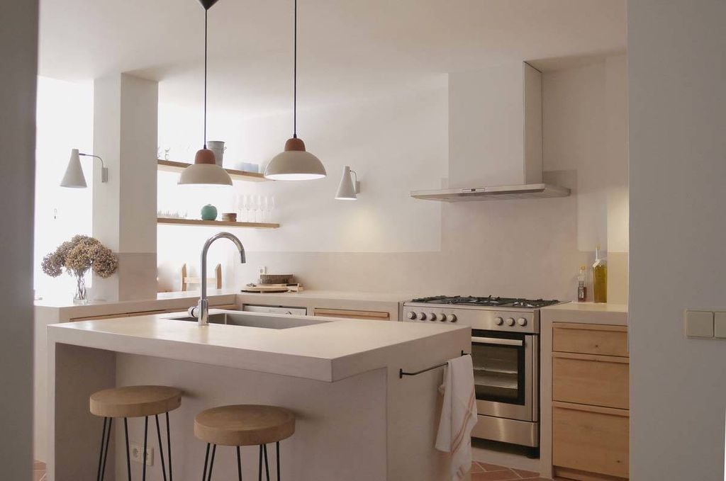 Cocina pequeña abierta.