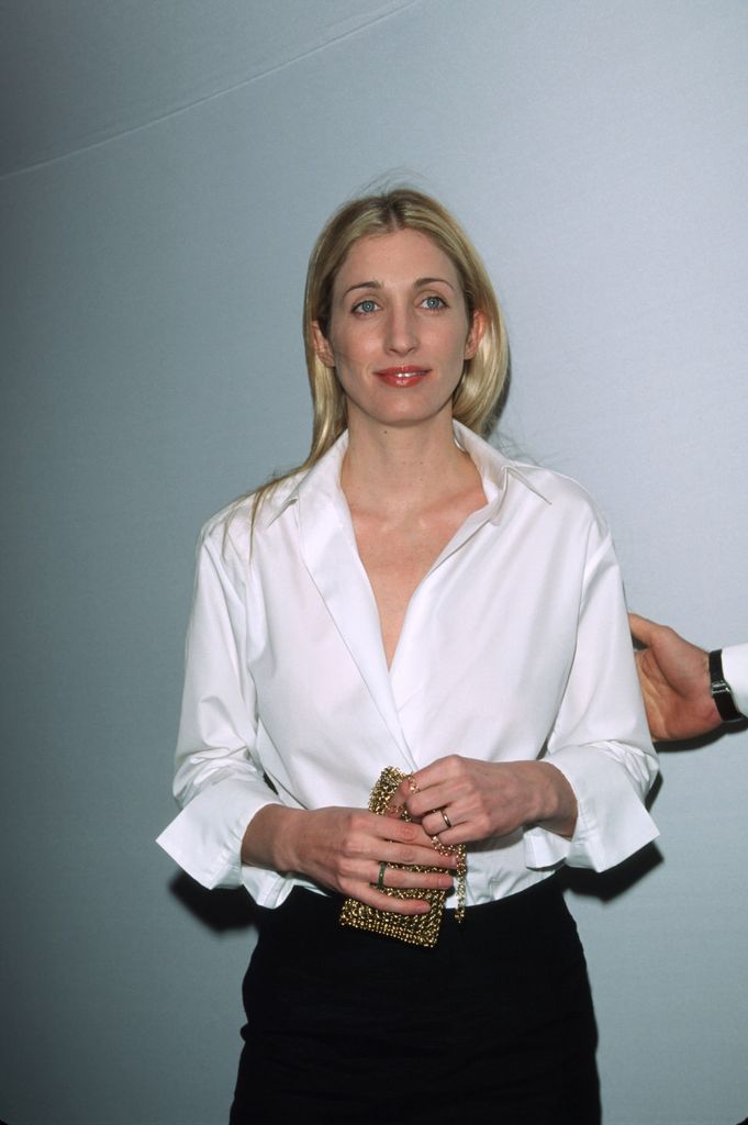 Carolyn Bessette Kennedy con camisa blanca