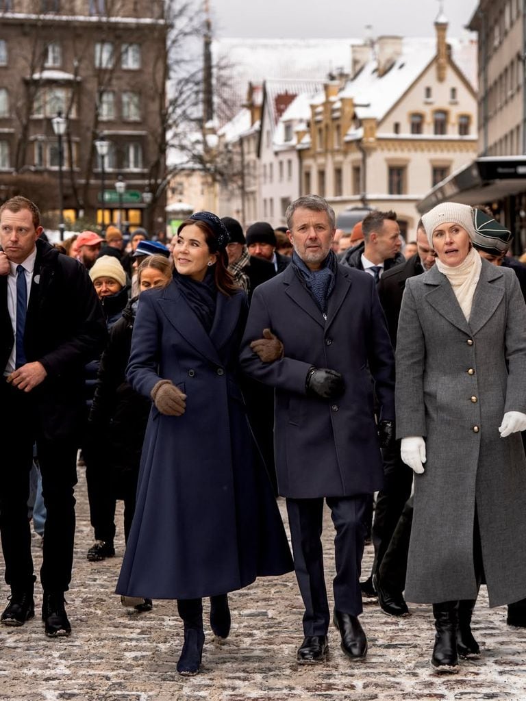 Mary de Dinamarca impacta con tiara y vestido nuevo en Estonia