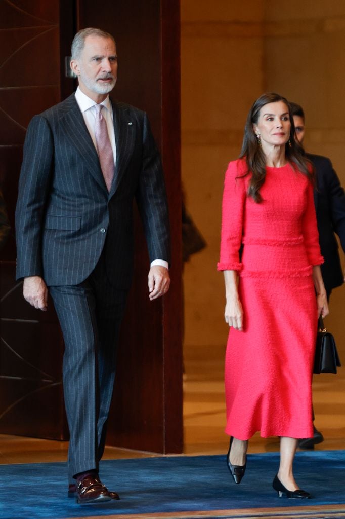 FELIPE VI Y LETIZIA SON RECIBIDOS POR LAS AUTORIDADES DE LA PROVINCIA DE SICHUAN EN SU PRIMER ACTO EN CHINA