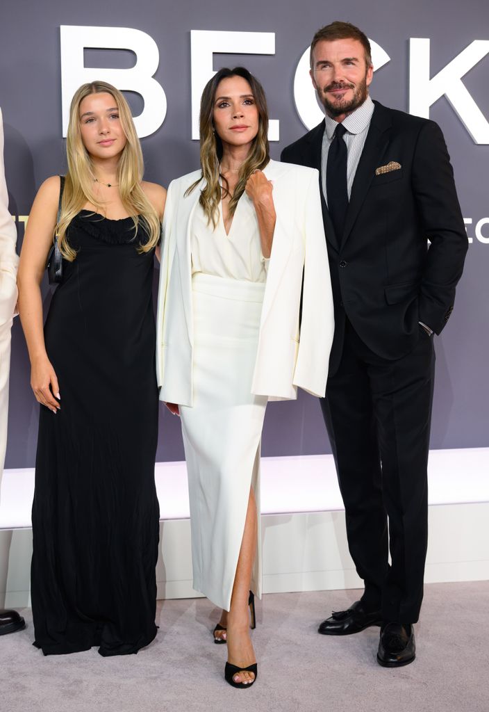 El matrimonio Beckham con Harper durante el estreno del documental de Victoria en Londres