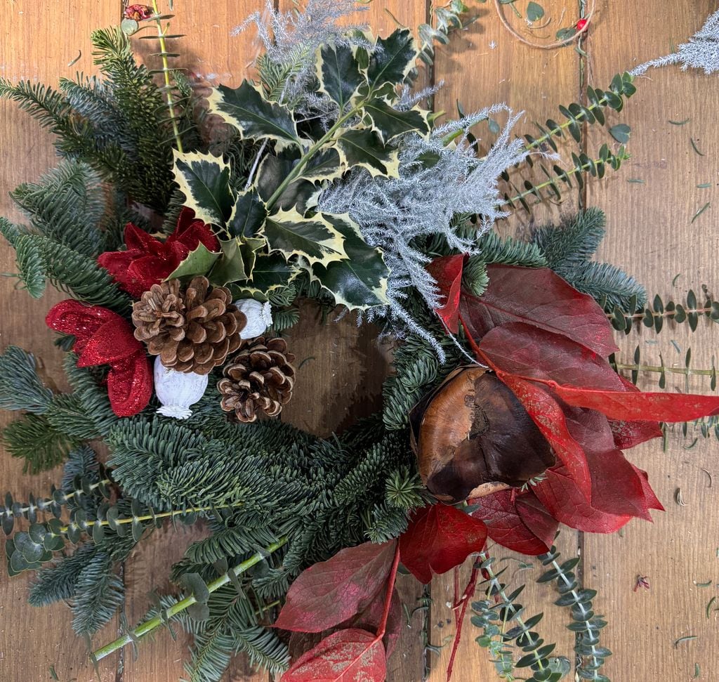 Toques blancos y rojos en el centro de mesa navideño