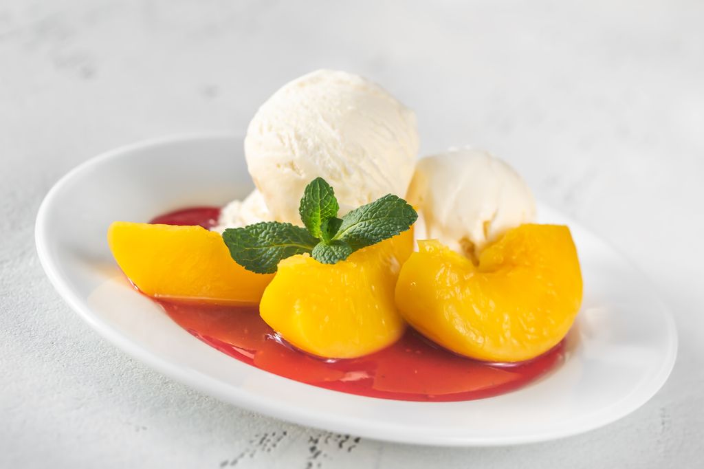 Se utiliza melocotón fresco para hacer este postre.