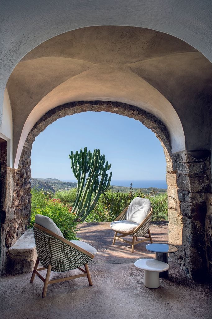 Zona de contemplación en un jardín mediterráneo