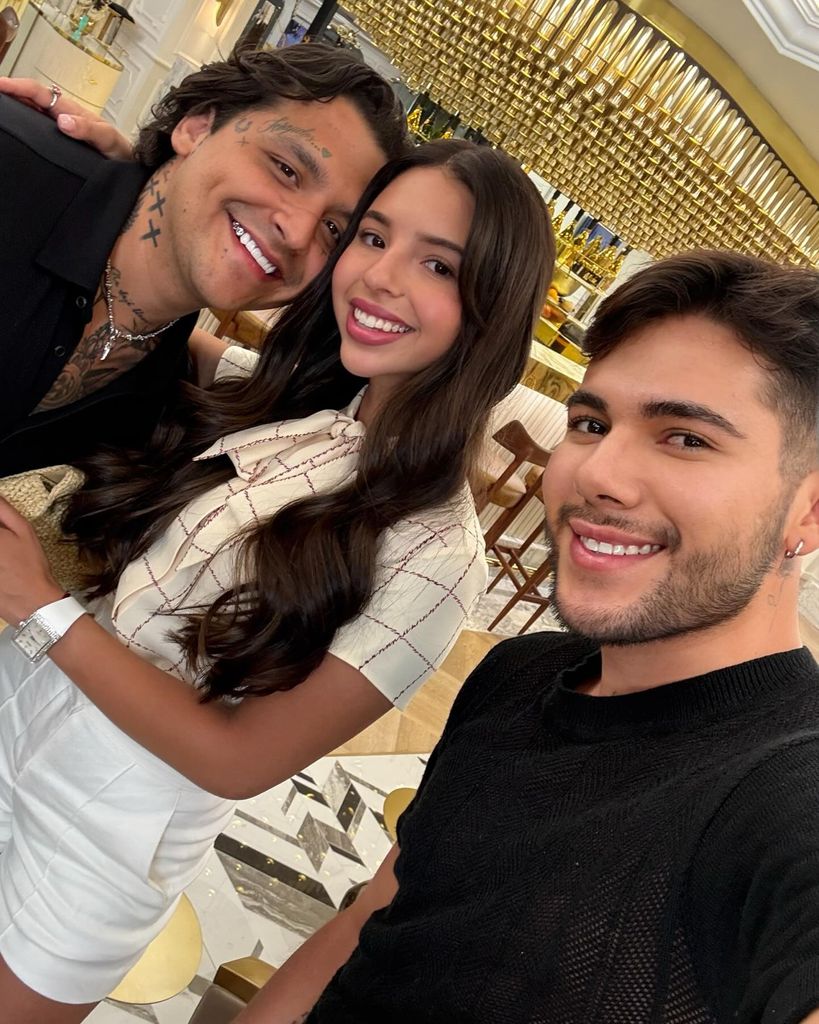 Ángela Aguilar y Christian Nodal en una visita anterior al salón de Jonathan.