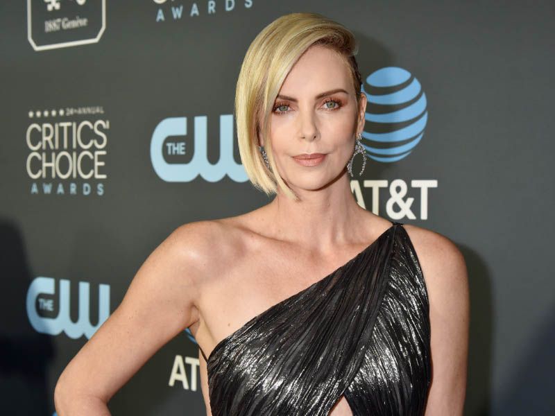Charlize Theron en la red carpet Critcs Choice Awards