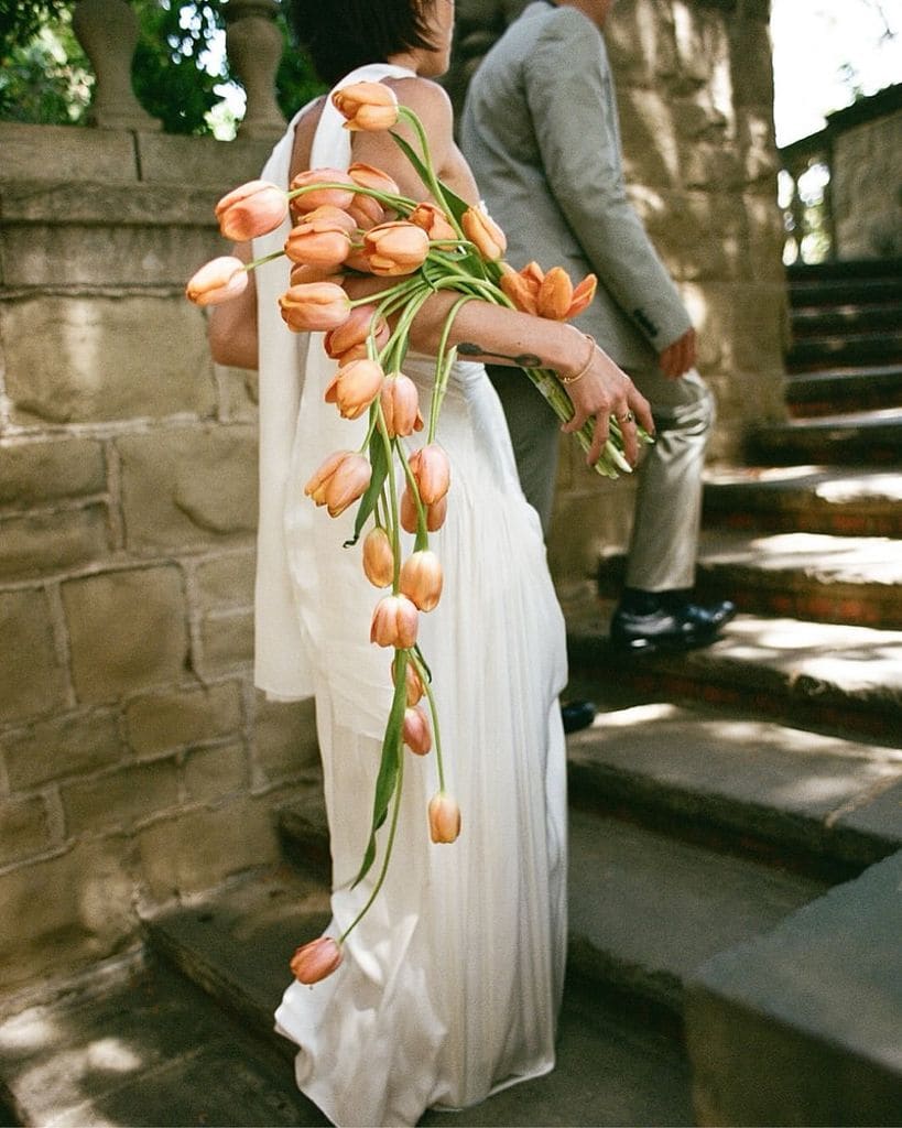 Ramo de novia de tulipanes naranja con cascada
