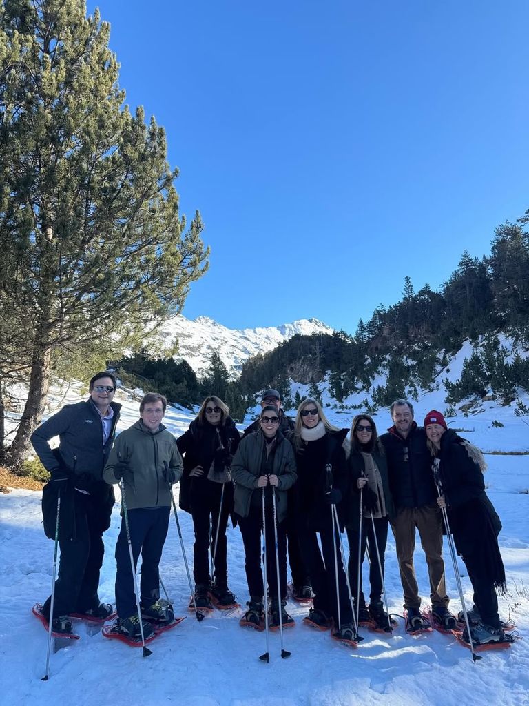 José Luis Martínez-Almeida, su esposa, Teresa Urquijo y el grupo de amigos que les acompaña en su escapada en Benasque (Huesca)