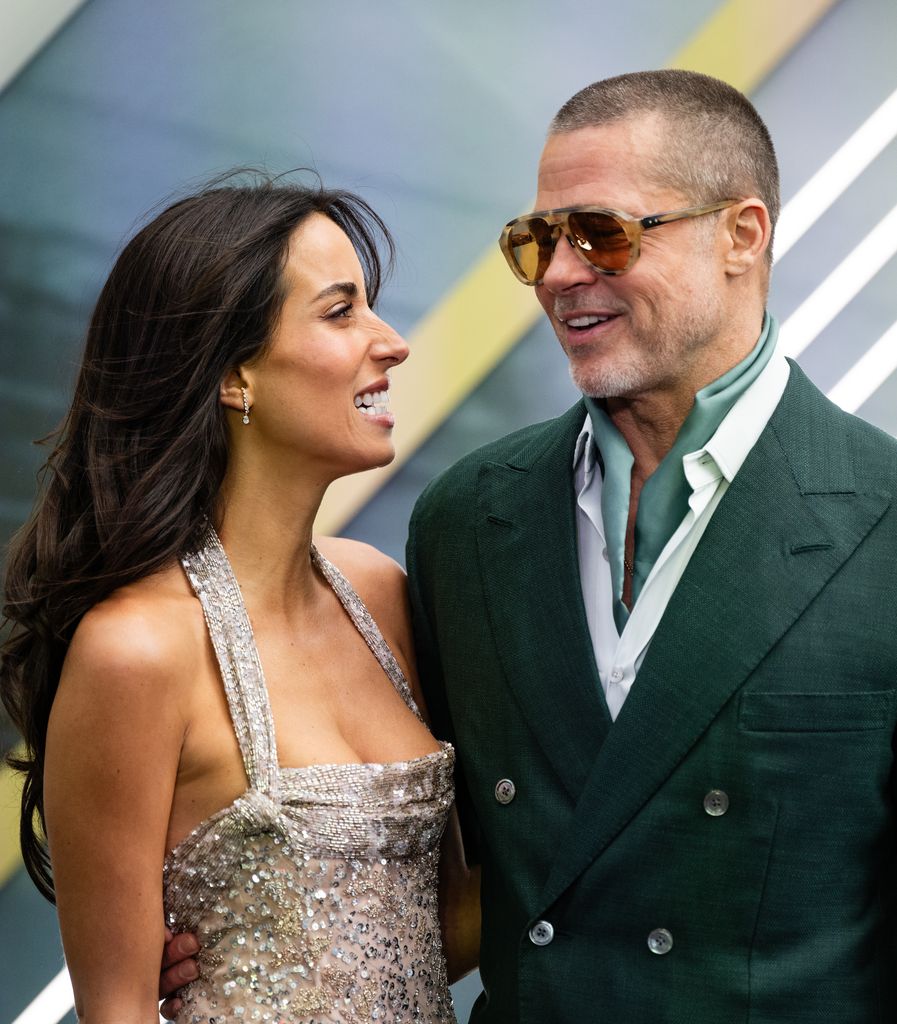 La pareja se mostró feliz y enamorada. 