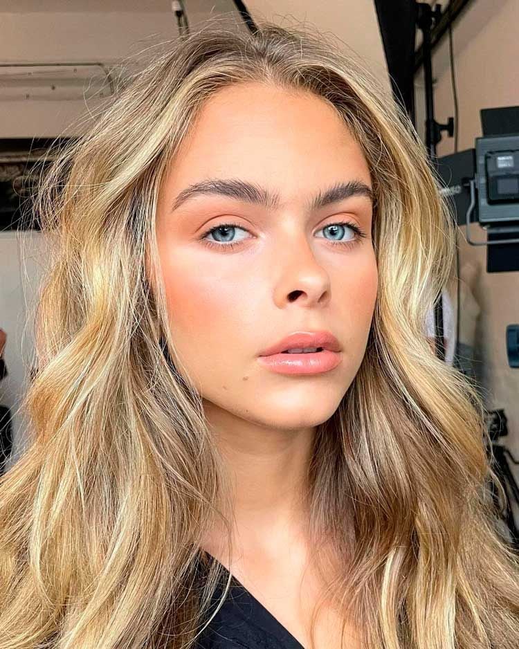 Modelo con maquillaje efecto natural