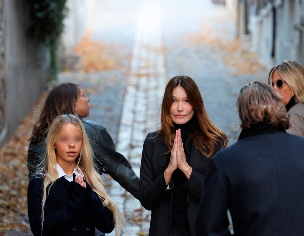 Carla Bruni y su hija Giulia, de 14 años, se despiden de Nicolas Sarkozy con las manos puestas en señal de oración