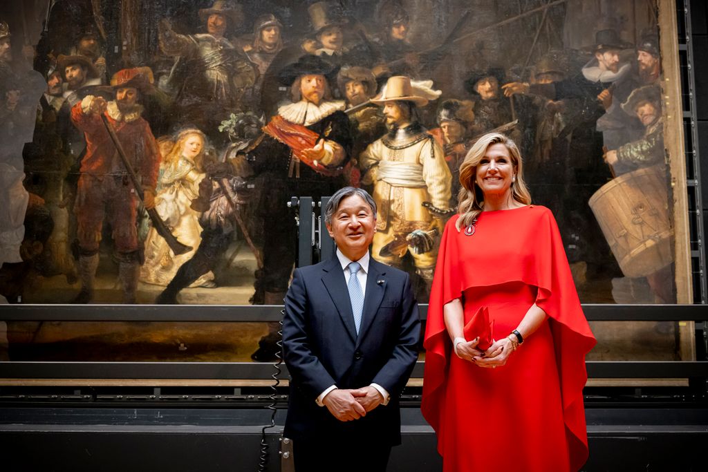 Máxima rescata un vestido capa rojo con el emperador de Japón