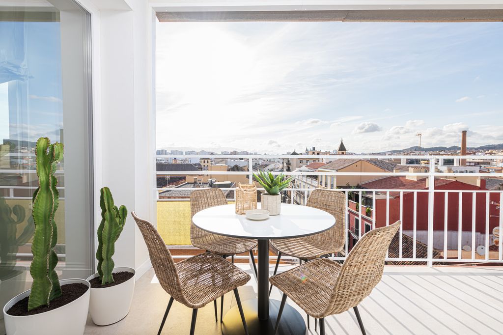 Terraza con vistas de Málaga capital