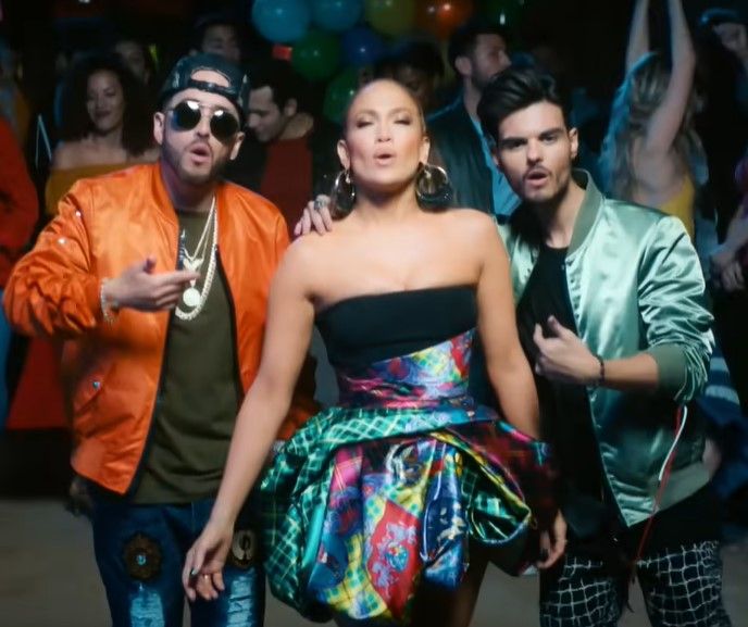 Yandel, Jennifer Lopez y Abraham Mateo en el videoclip de "Se acabó el amor" en 2018