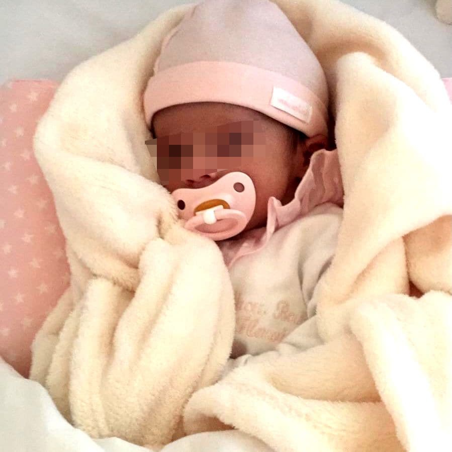 Flavia, la hija de Olivia de Borbón, cuando era un bebé