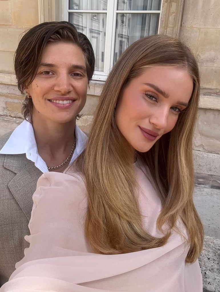 El look de invitada de Rosie Huntington Whiteley en la boda de su hermano ya lo adelantó Mango