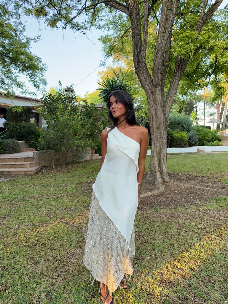 Isabel Juan-Senabre apuesta por un look asimétrico de invitada (agosto de 2026)