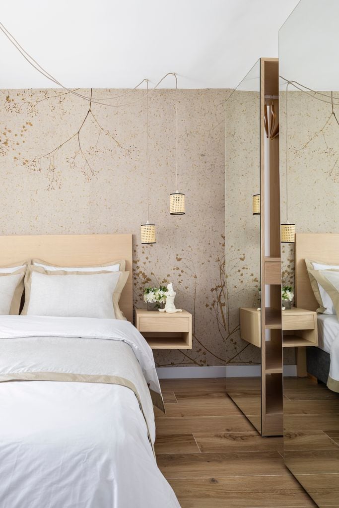 Dormitorio con mueble con frentes de espejo.
