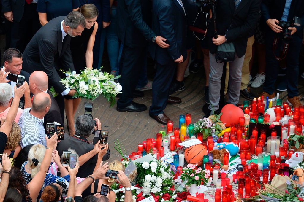 Felipe VI y la reina Letizia en las Ramblas de Barcelona depositando una corona de flores en memoria de las víctimas del atentado que tuvo lugar en agosto de 2017 matando a 15 personas (entre ellos dos niños) e hiriendo a más de 100