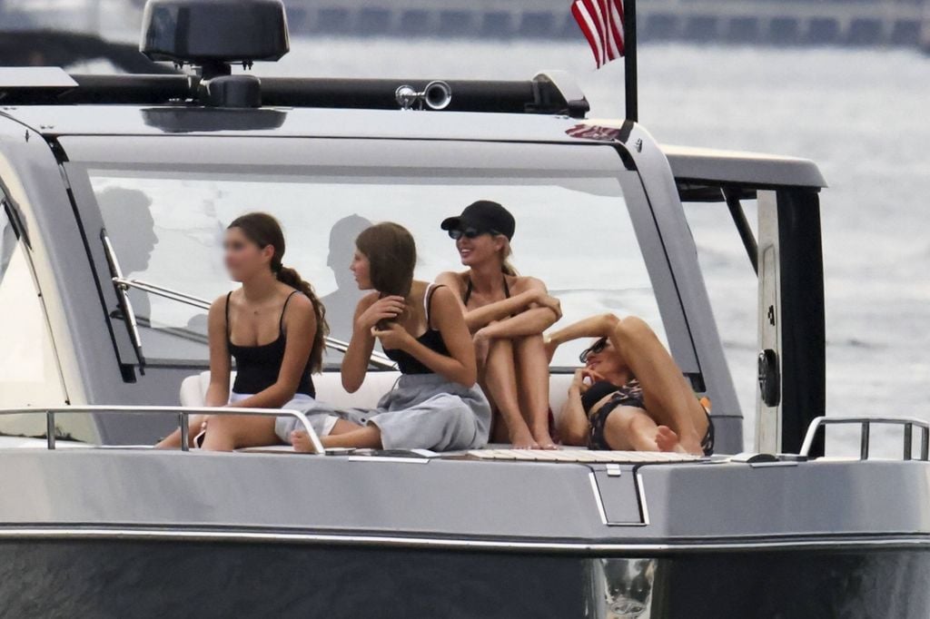 Gisele tomó el sol junto a su hija Vivian, una amiga e Ivanka.