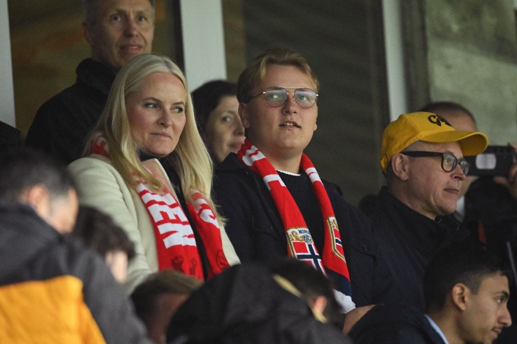 Mette-Marit de Noruega y Sverre Magnus de Noruega en un partido de la Europa League 