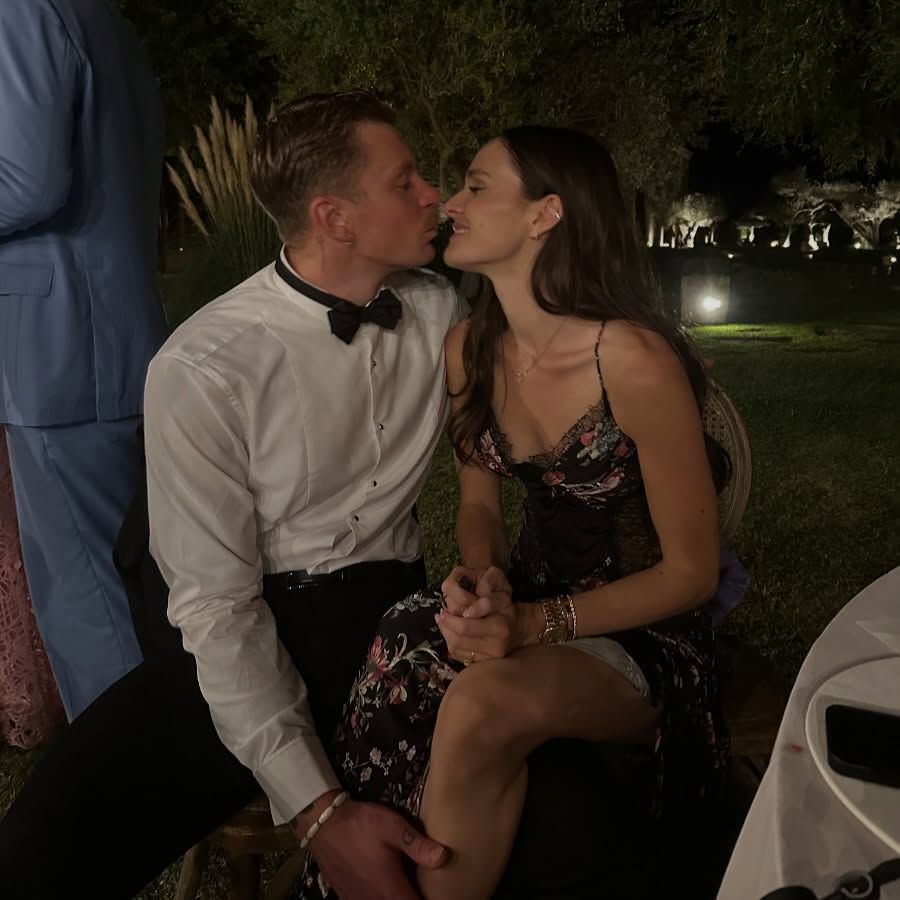 Holly y Adam se comprometieron en 2024