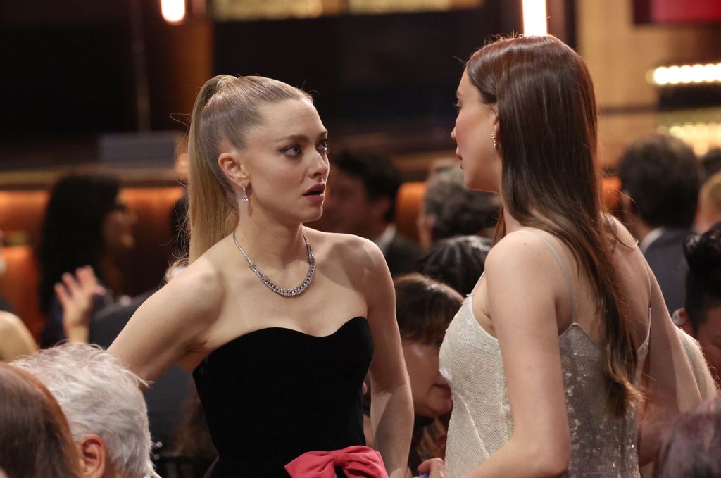 Amanda Seyfried en los Critics Choice Awards con coleta alta pulida y maquillaje natural que afina el óvalo facial