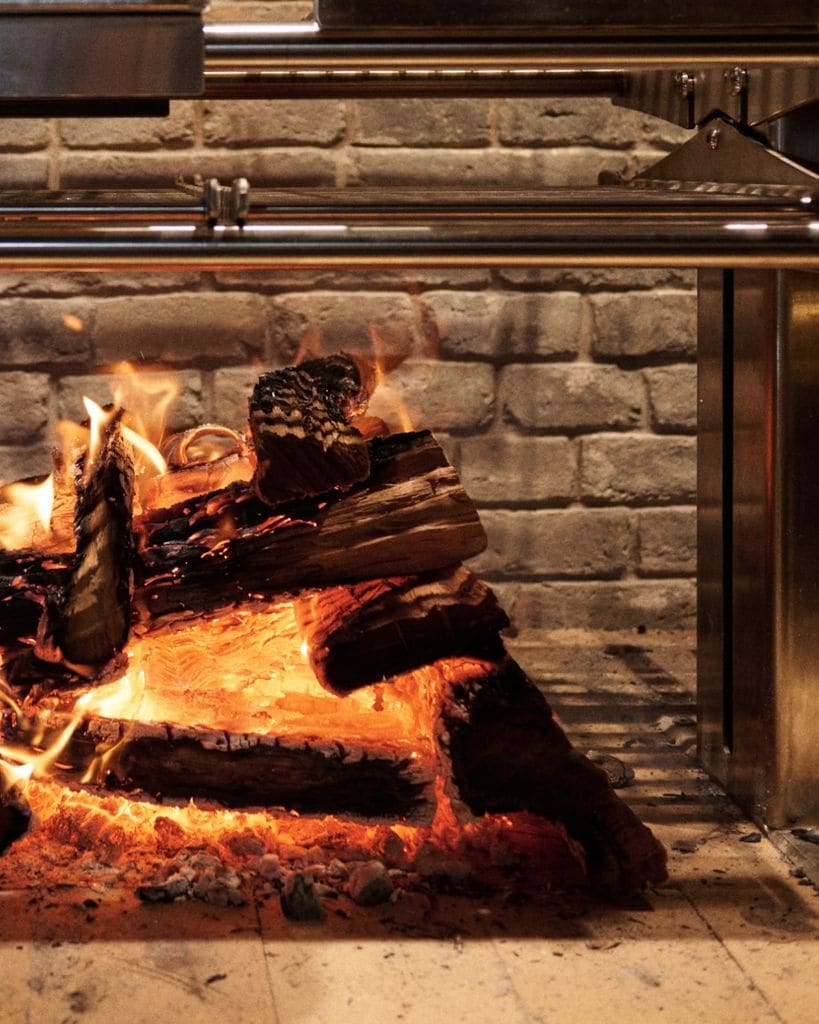 La base de la cocina de este restaurante son las brasas.