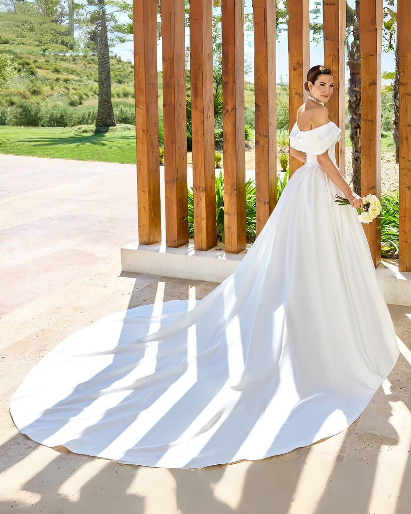 La cantante Ana Corbel con un elegante diseño de Alejandro de Miguel el día de su boda