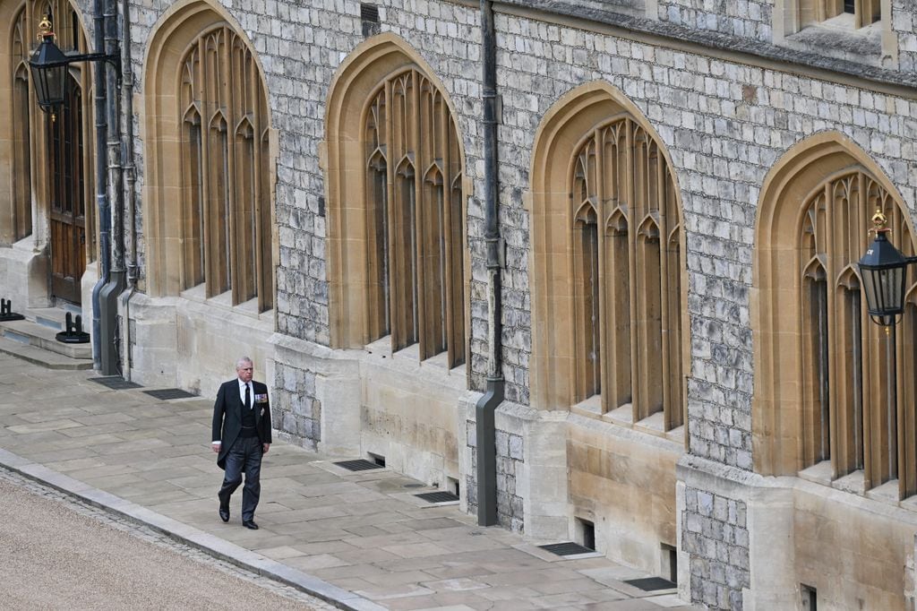 El tercer hijo de Isabel II caminando por el castiljo de Windsor en el funeral de la Reina