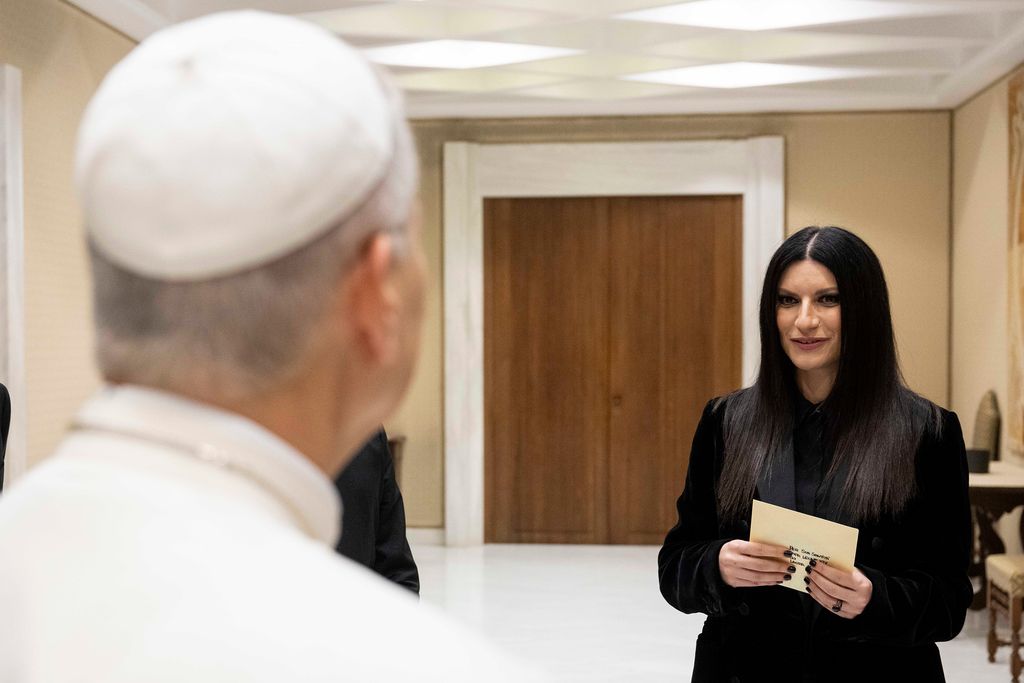 Laura Pausini le obsequió una canción inédita al Papa León XIV