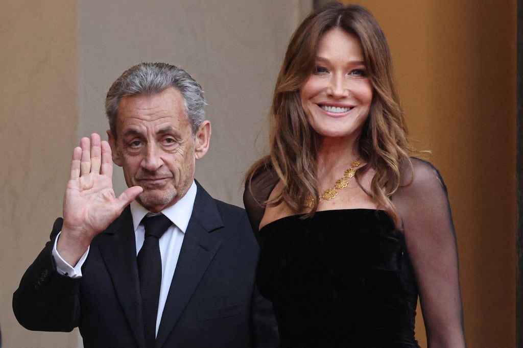 France's former President Nicolas Sarkozy (L) and his wife Italian-French singer Carla Bruni arrive at The Elysee Presidential Palace ahead of a state dinner with France's and Brazil's President in Paris on June 5, 2025. (Photo by Ludovic MARIN / AFP) (Photo by LUDOVIC MARIN/AFP via Getty Images)          